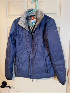 Columbia Navy Puffer Jacket with Gray Fleece Collar women’s size medium